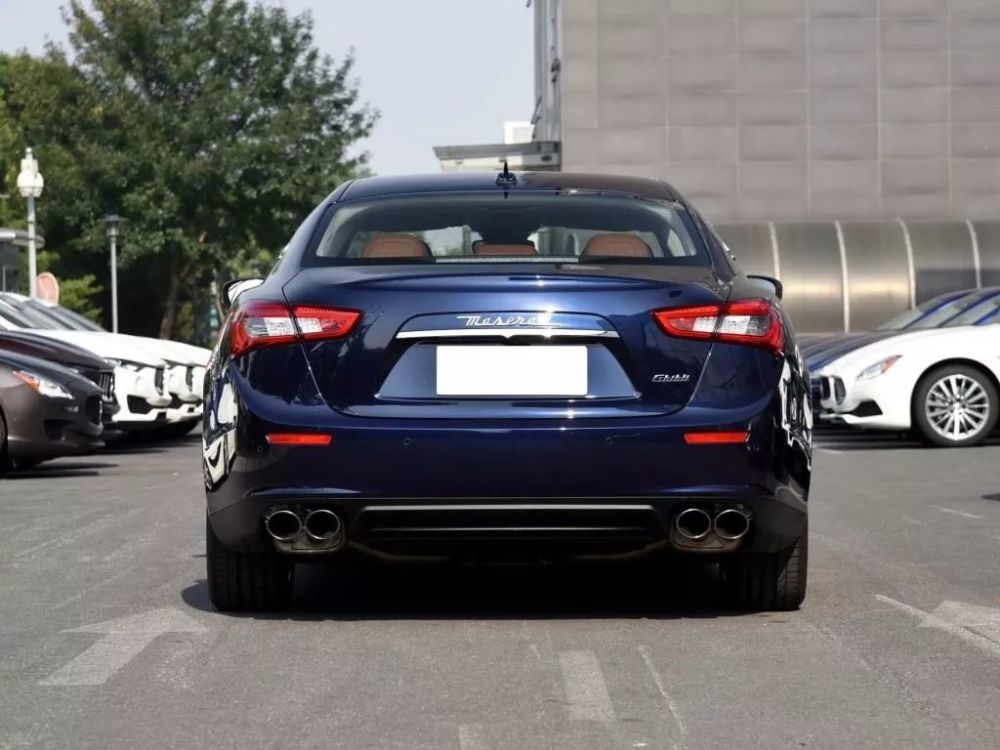 玛莎拉蒂车主给爱车装粪叉子车标走红,网友:这是赤裸裸的炫富!