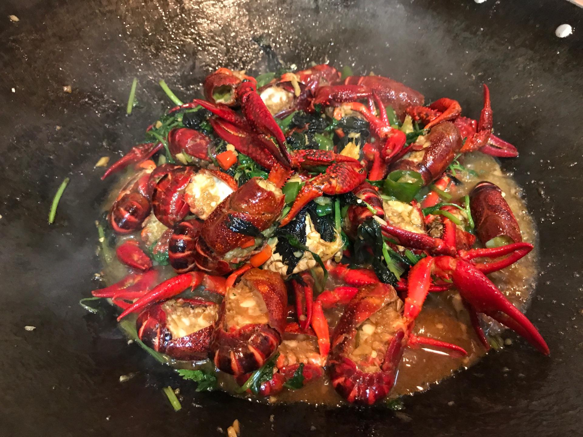 爆炒龙虾,直接下锅炒大错特错!多加这一步,龙虾肉质鲜嫩有弹性