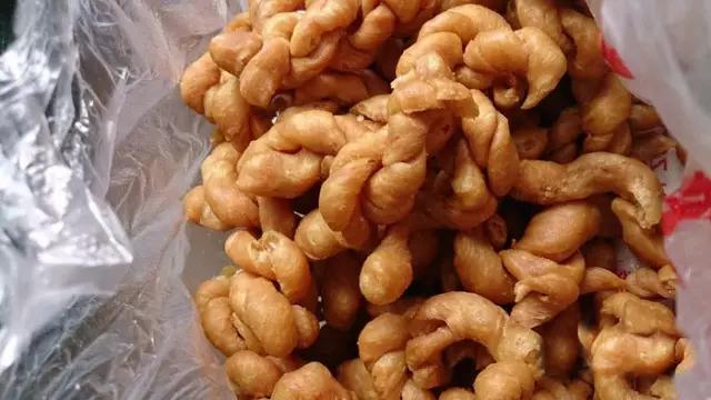 宁波特色小吃"油赞子",油而不腻,香脆可口,是宁波的传统味道