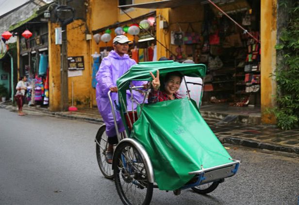 越南独特的交通工具，别名“客先死”，中国游客还抢着坐