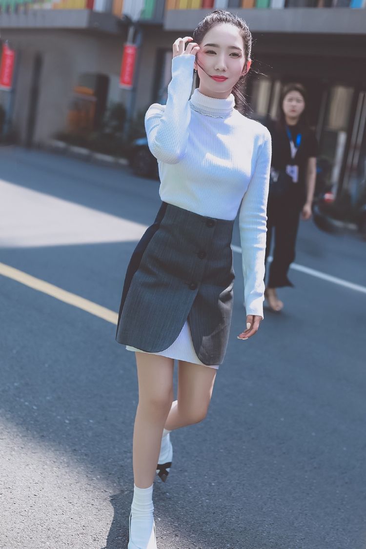 孟美岐接下新代言,穿露脐拼接夹克配流苏裙,秀美腿小腰吸睛十足