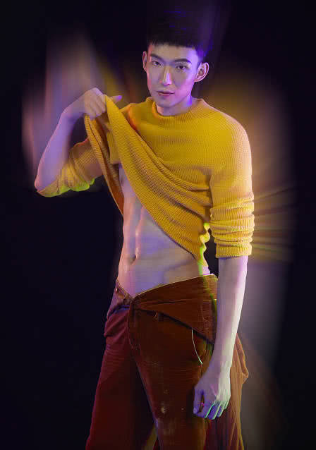 周琦开启力量训练模式,娇小杠铃配重抢镜,球迷:这值2000万?