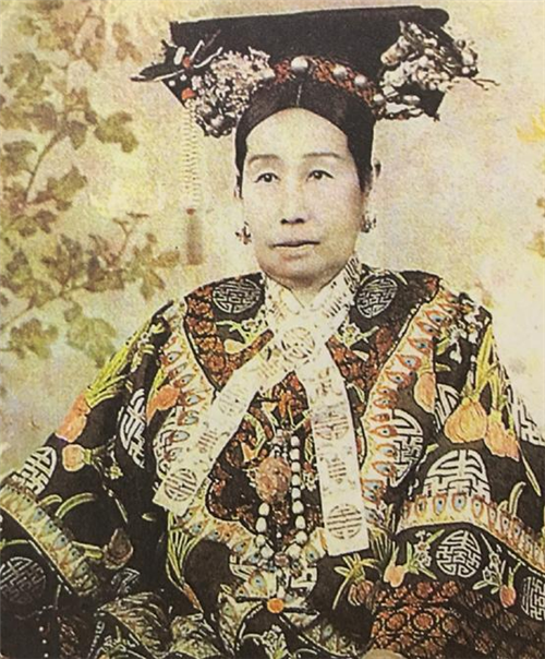 清朝时为何皇宫妃嫔的衣服上都有白领巾具体是做啥用的