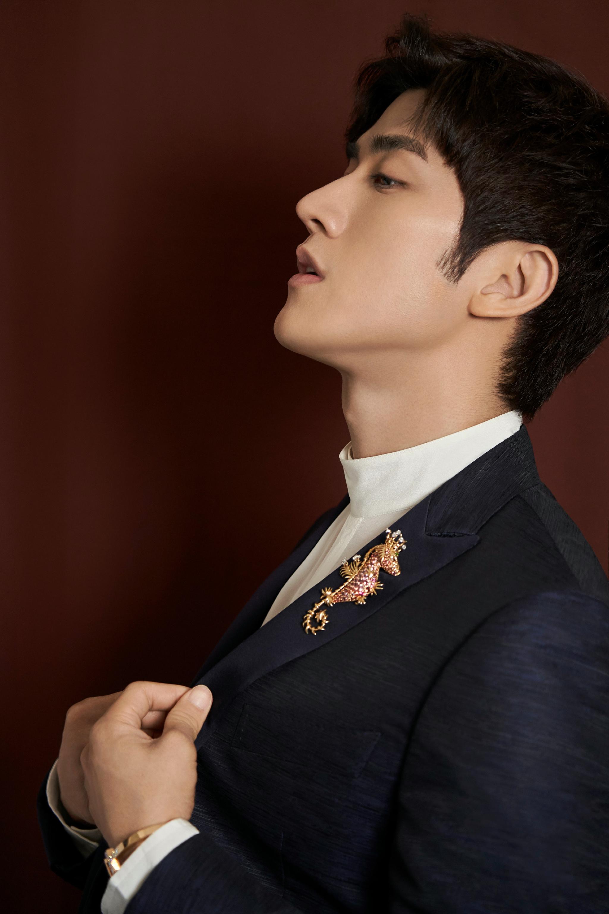 李治廷深海蓝造型亮相匠心妙艺珍品展 儒雅帅气童趣盎然