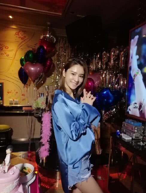 林峰为女友张馨月办庆生派对把自己雕刻在蛋糕上送她浪漫到极致