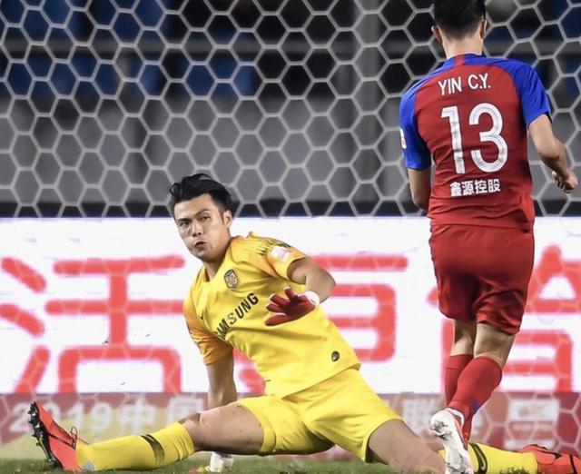 太坑人了!顾超扑救失误制造丢球,他是苏宁争亚冠资格短板