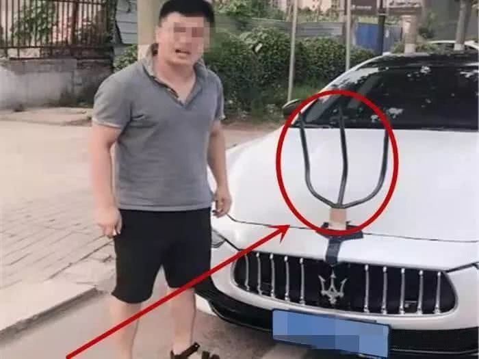 玛莎拉蒂车主给爱车装粪叉子车标走红,网友:这是赤裸裸的炫富!