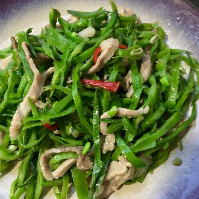 肉丝炒梅豆,脆口下饭,十分钟就搞定