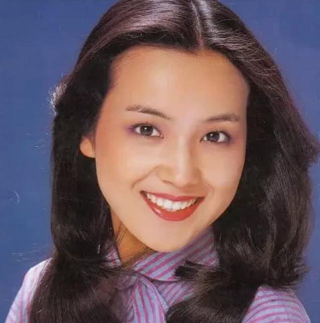 这位把小鹿纯子演得活灵活现的演员是出生在日本九州的荒木由美子.