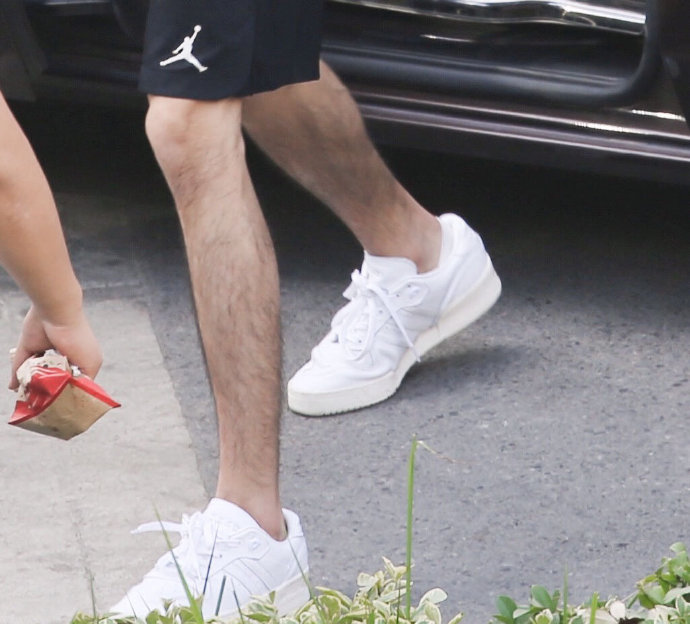 余生上班照肖战新剧本贴满标签很敬业山药排骨腿亮了