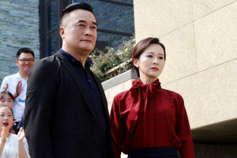 一开始拍摄了尤小刚的40集电视剧《都市放牛》,这部戏让其展露荧屏.