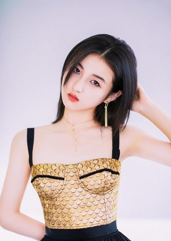 张子枫时尚新照来袭,金色吊带上衣配黑色半身裙,既乖巧又可爱