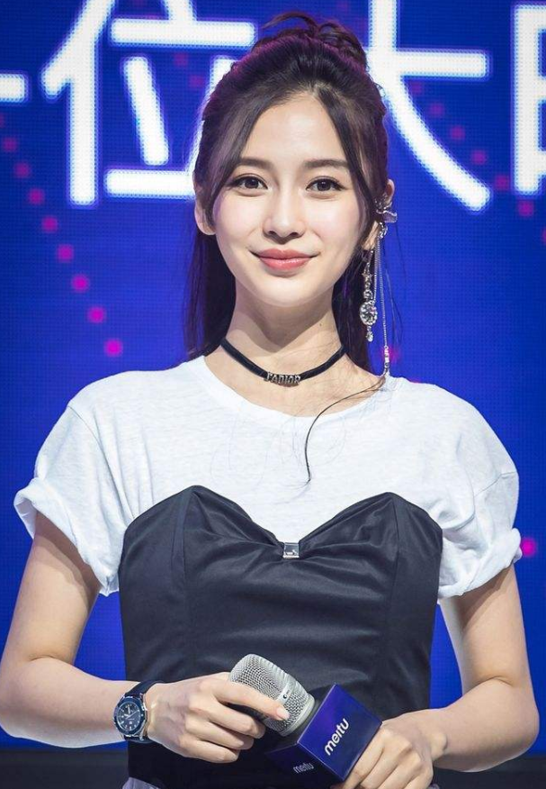 杨颖素颜带小海绵玩耍身材清瘦如纸片黄晓明又被骂惨