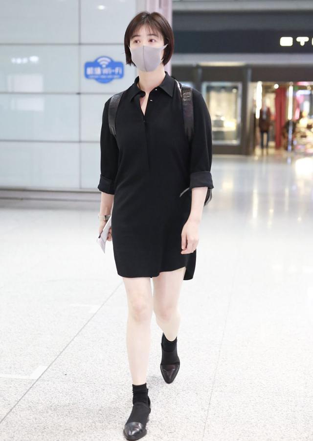 蒋欣这次开挂了polo裙配短发青春活力36岁更有灵气好像小姑娘