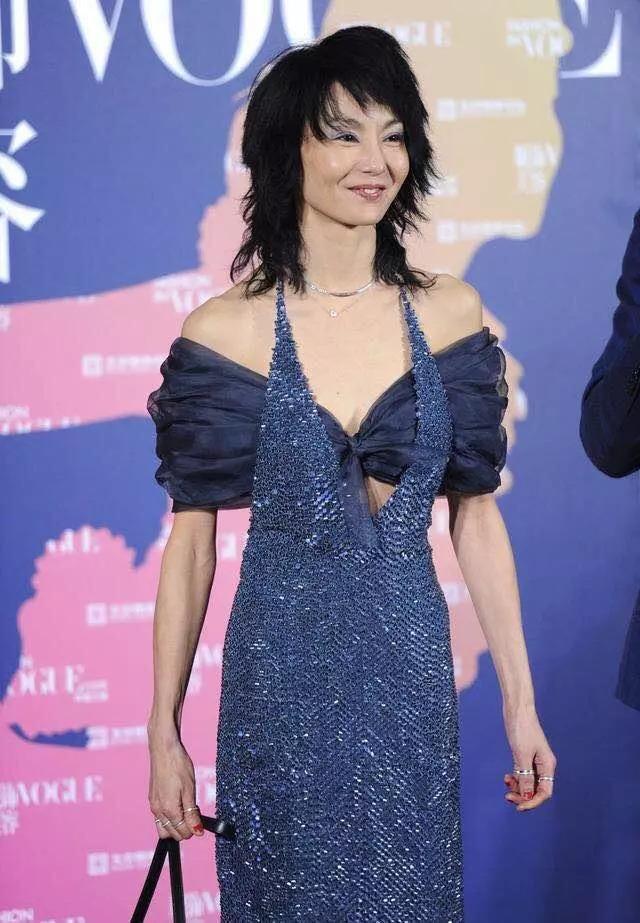 这还是女神张曼玉吗,怎么瘦成了这样,皮包骨加灰色脸太吓人了