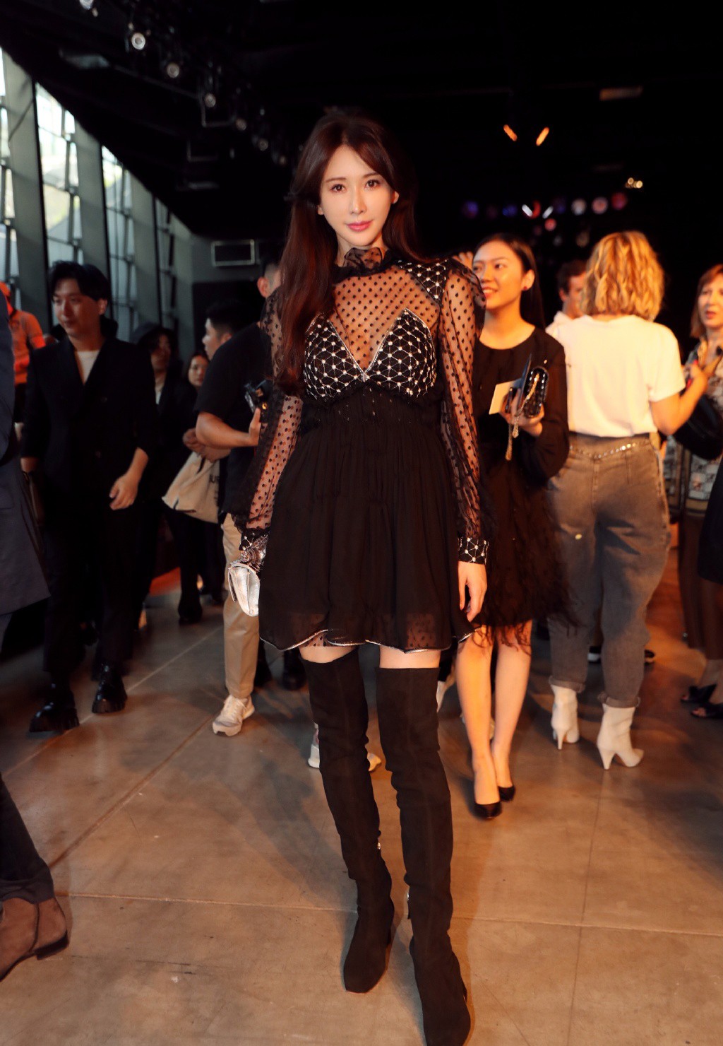 林志玲成人妻后依旧性感,波点透视裙配高筒鞋,双腿纤细赚足眼球