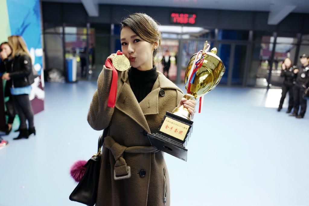 张鹭醉驾被拘美女主持妻子微博沦陷网友社会残渣罪有应得