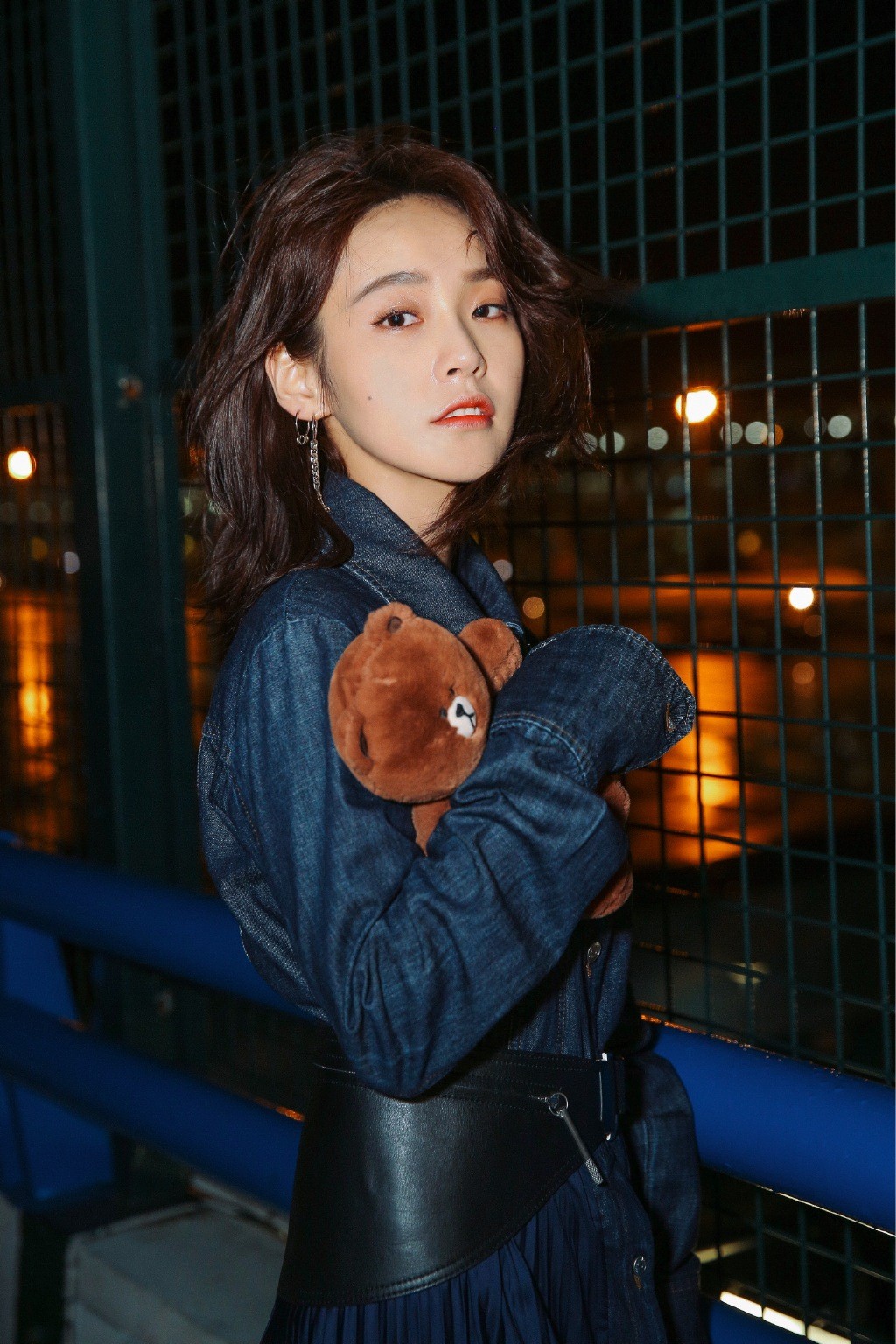 她跟蒋欣前男友谈恋爱,穿牛仔百褶裙配短靴,满屏大写的高级美