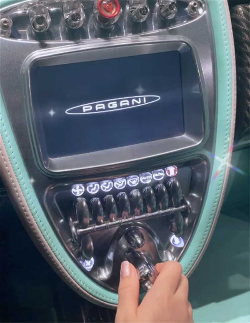 据悉,该款帕加尼是一辆16款的哦啊加你huayradinastia 特别版,国内