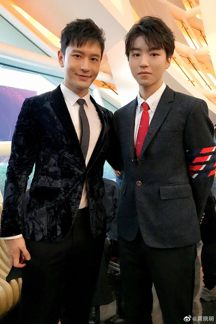 黄晓明掐点给王俊凯送20岁生日祝福,晒出最新合照,用词很真诚