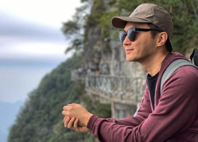 张智霖袁咏仪游张家界摆姿势各种打卡坐缆车时二人的表情亮了