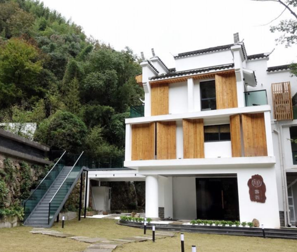 广西一栋别墅建在深山,周围荒野丛生,一般人真不敢入住!
