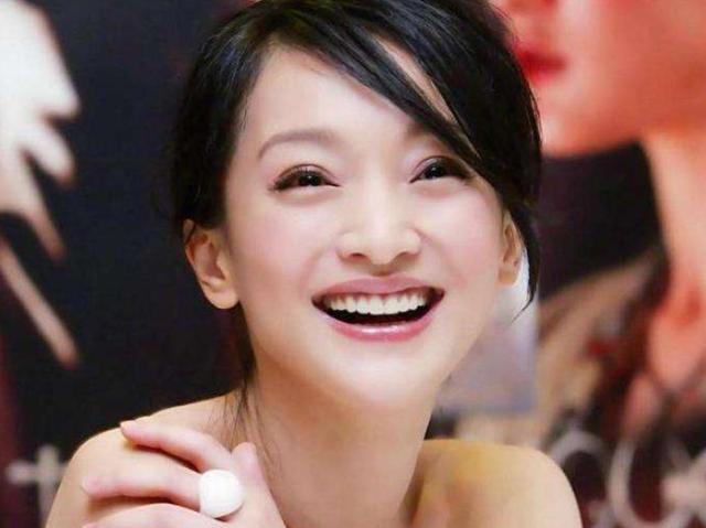 周迅是个天生的演技派,演了三十年戏,每一部都充满灵气