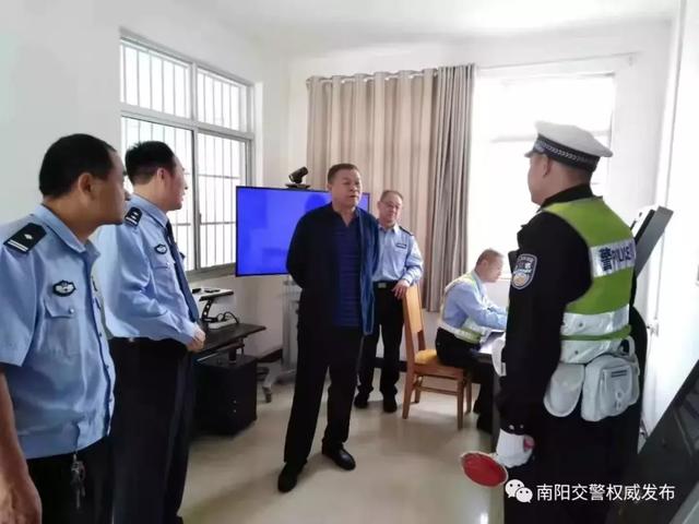南阳市公安局交管支队长崔春晖深入新野县督导大庆安保工作