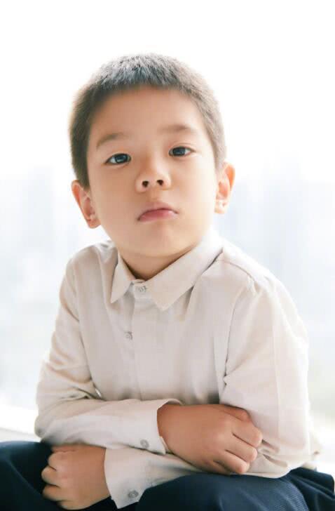 霍思燕晒一家三口唱歌合照,5岁嗯哼暴风抽高,穿正装帅翻网友