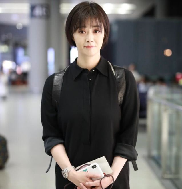 蒋欣短发造型像女大学生减肥成功后好减龄镜头前嘟嘴好可爱