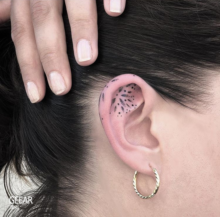 耳背在不同部位的耳朵纹身当中,这是最为常见的选择,cara delevingne