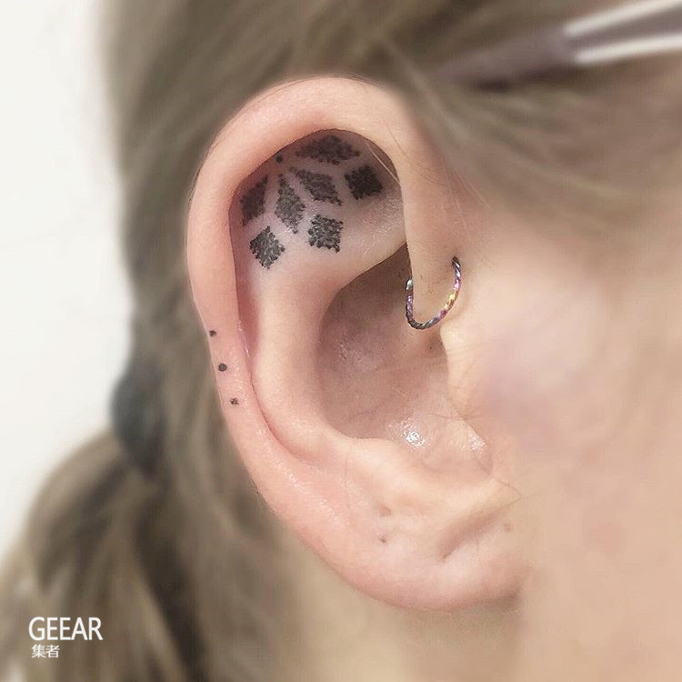耳背在不同部位的耳朵纹身当中,这是最为常见的选择,cara delevingne