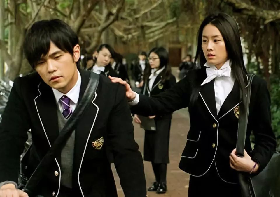 当然,周杰伦也知道,直男对清纯的姑娘没法说不,于是找了陈匡怡来拍