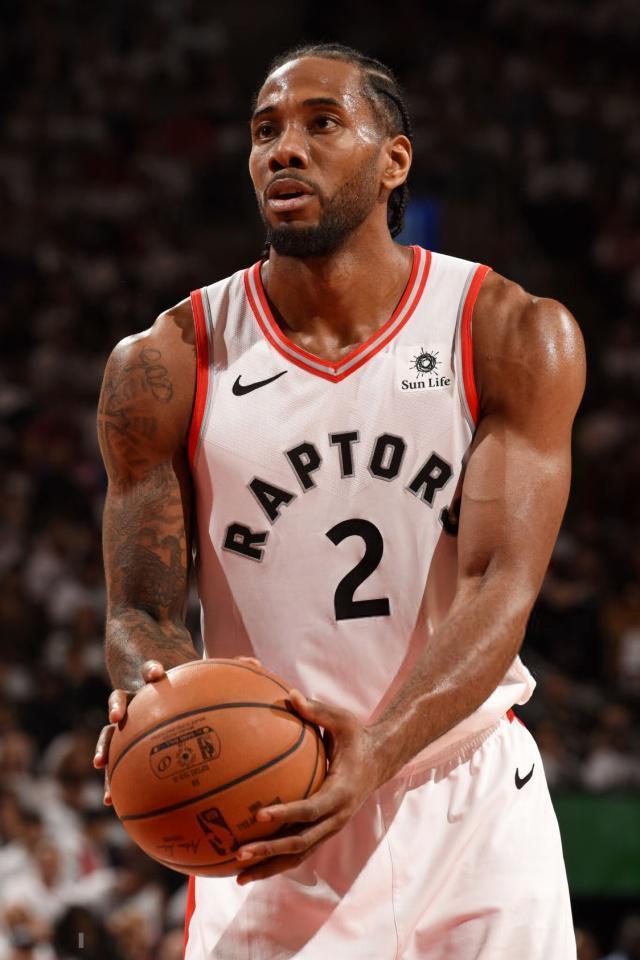 7张图看伦纳德的身材变化,一年比一年夸张,努力造就伟大