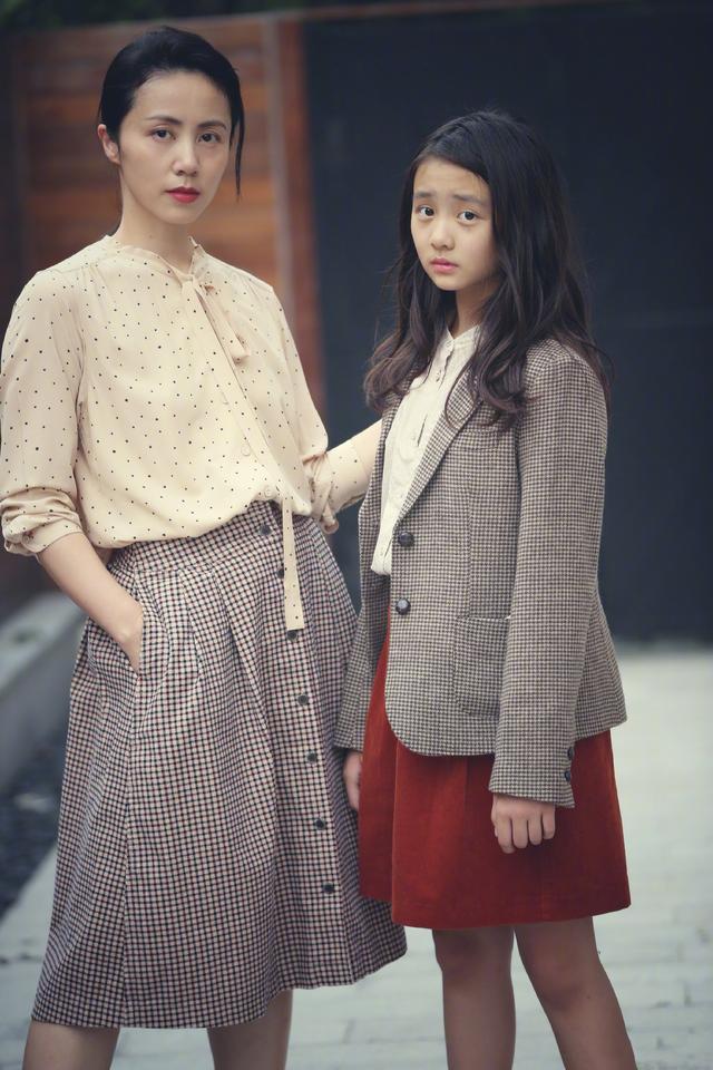 孙莉晒与多多合照,13岁多多黄衣造型成熟大气,网友:基因真强大