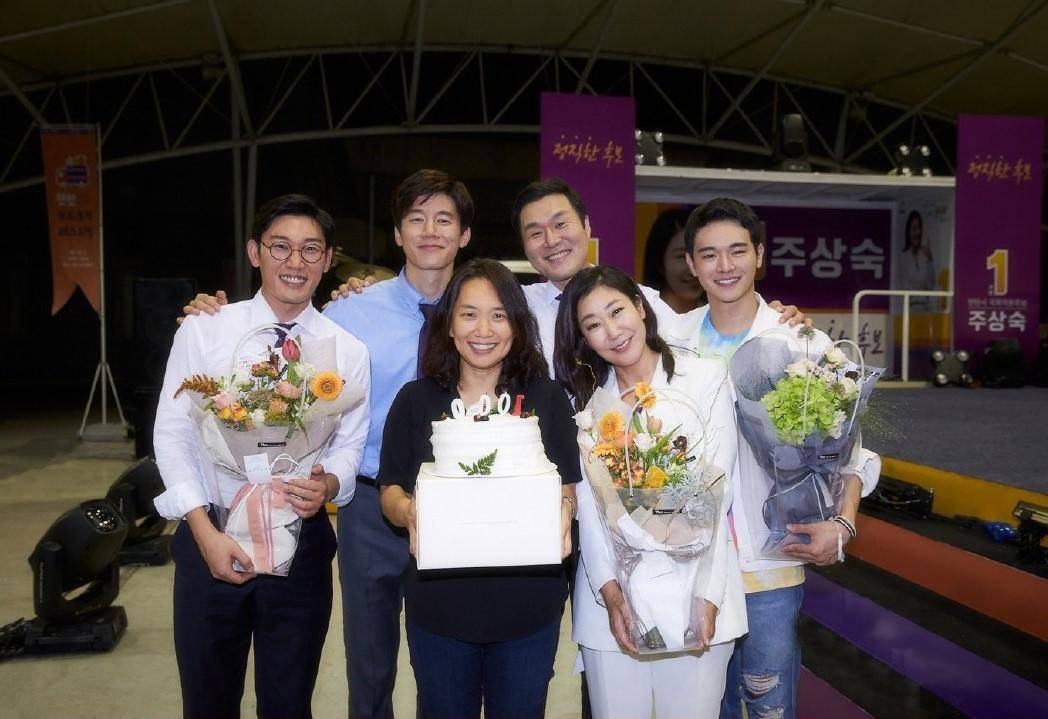 近日,罗美兰的新电影《正直的候选人》杀青了,从杀青照还是能看出来