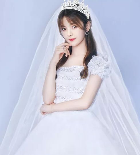 杨超越首次尝试穿婚纱,造型美出了新高度,和许魏洲对视很深情!