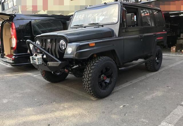 首台新款北汽战旗角斗士亮相,2.5t柴油动力造型炫酷不输吉姆尼