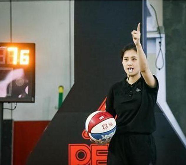 亓浩是1995年出生的,今年刚刚24岁,非常的年轻漂亮,是一位热爱篮球的