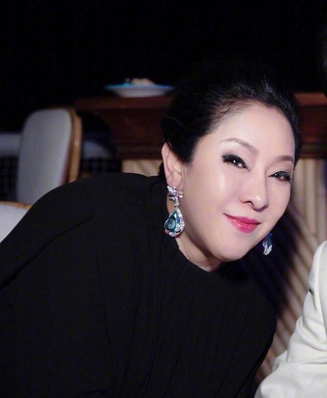 向佐郭碧婷结婚王冠上热搜,但向太每次上镜的大颗珠宝更抢眼!