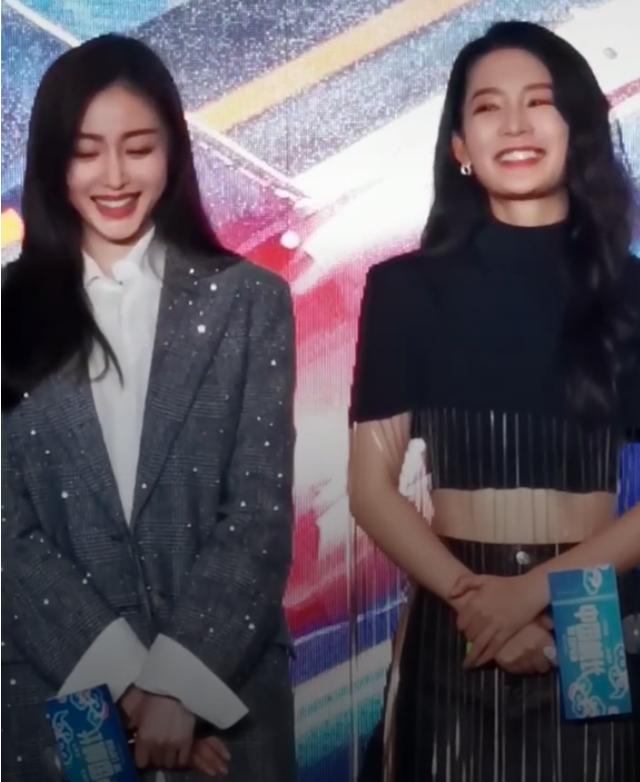 李沁和张天爱同框出席活动,下一秒画面同步,这该死的默契