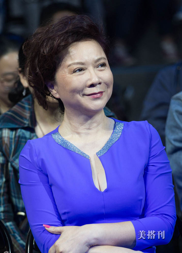还不服老58岁蔡明穿深v长裙化浓妆脖子皱纹暴露真实年龄