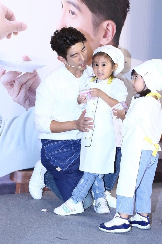 修杰楷带两女儿参加活动,咘咘姐妹戴厨师帽好萌,bo妞太像贾静雯