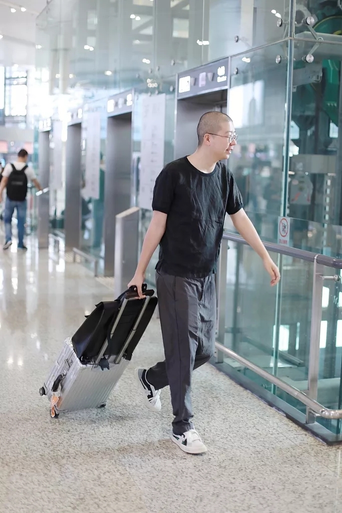 李诞夫妻罕见合体走机场,90后黑尾酱染银发显龄,素颜五官太精致