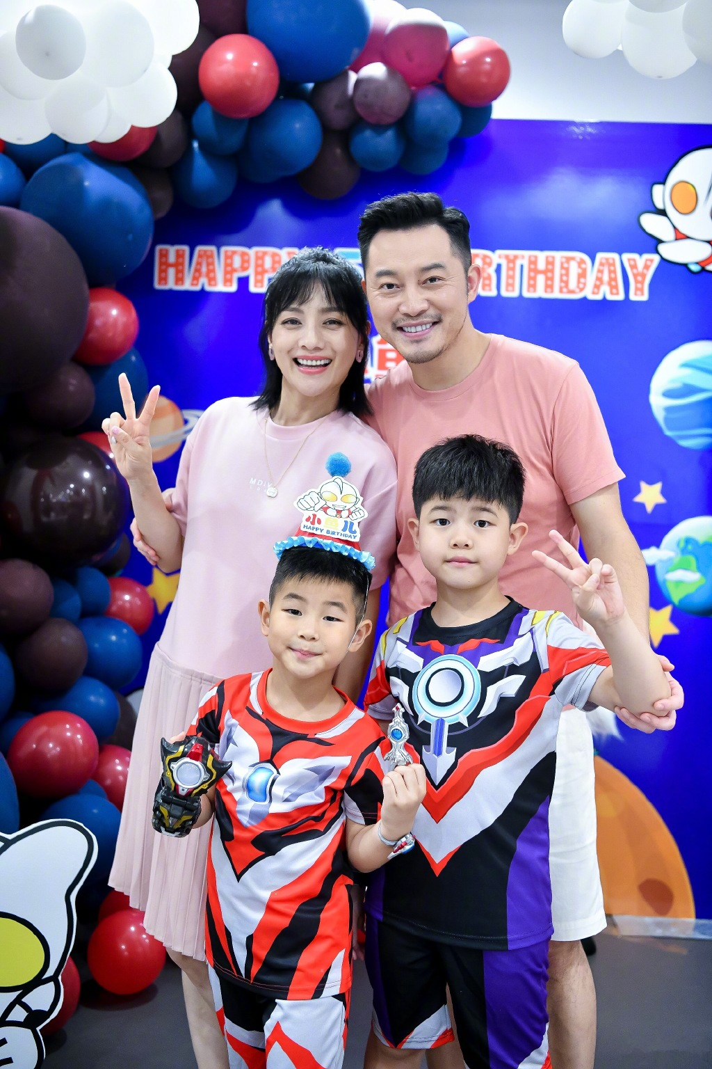 41岁沙溢携儿子演电影,中年发福男神变大叔,8岁安吉越发帅气