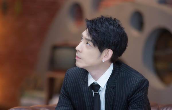 38岁演员小刘欢恋情疑曝光!与萌妹车库又亲又抱好甜蜜