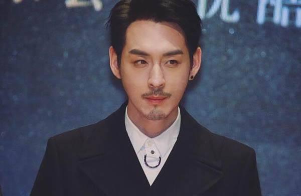 小刘欢疑新恋情曝光夜会小十几岁妙龄少女地库亲热不避旁人