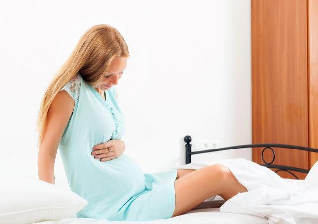 孕期睡觉时,要避开这2种睡姿,孕妇睡的香,对胎儿发育也好__财经头条