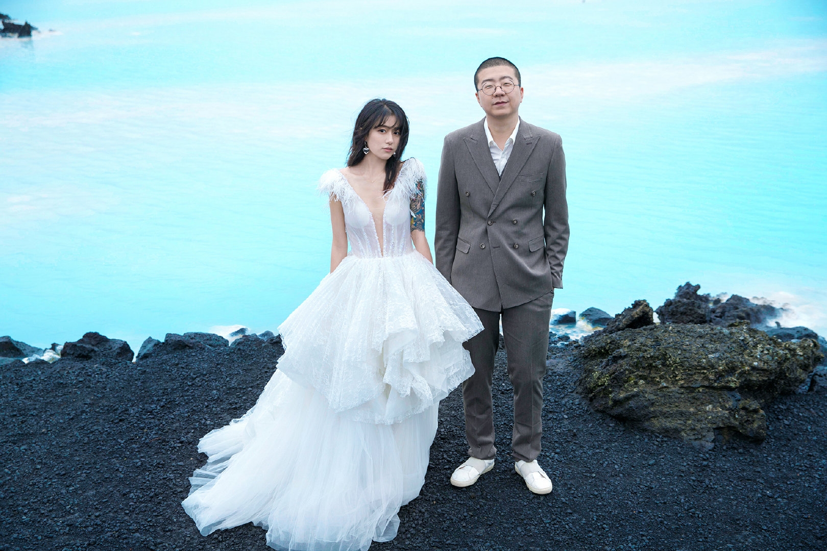 李诞夫妻罕见合体走机场,90后黑尾酱染银发显龄,素颜五官太精致
