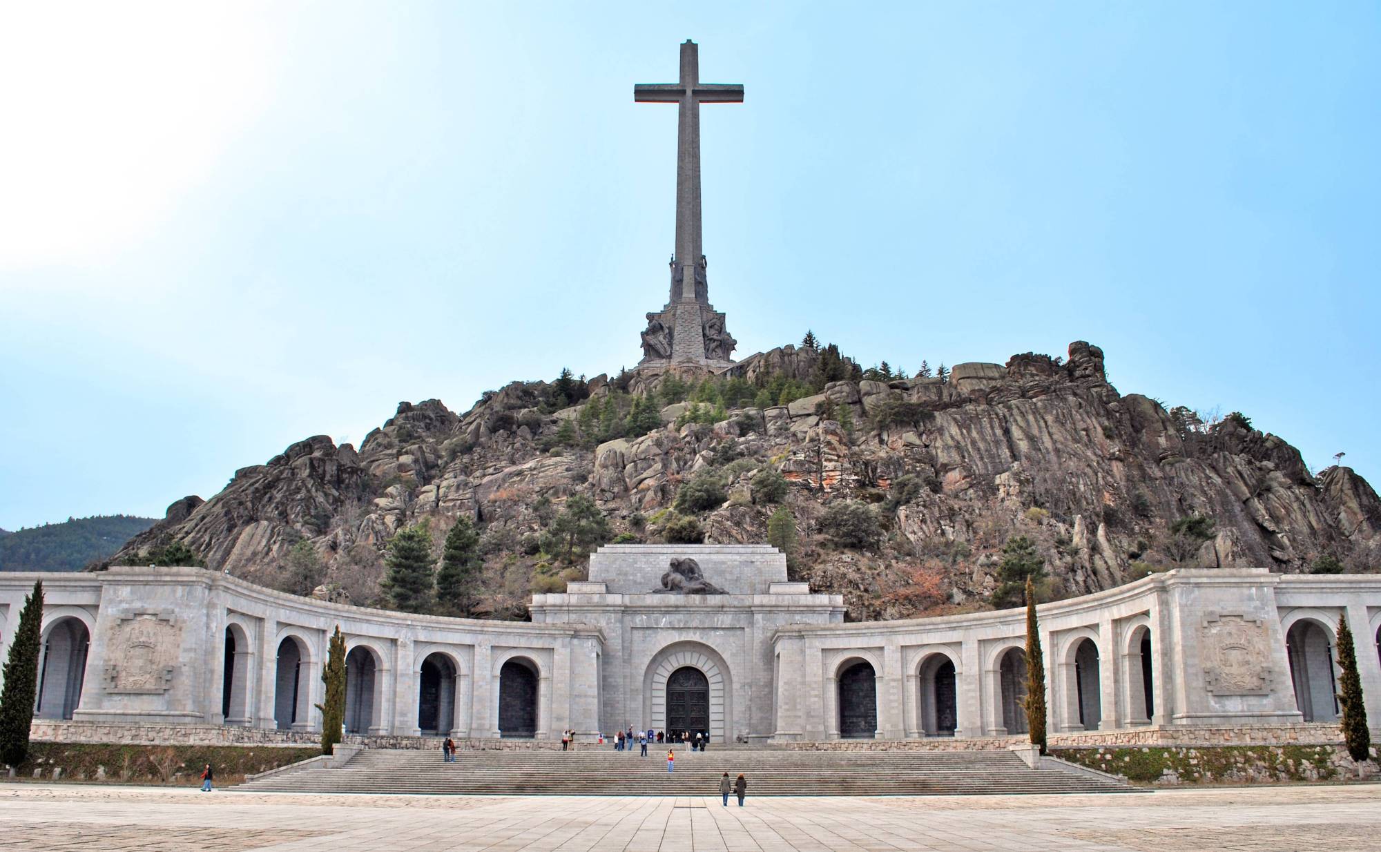 堪比摩天大楼的十字架:150米高,政府投建资金却来自彩票和援助